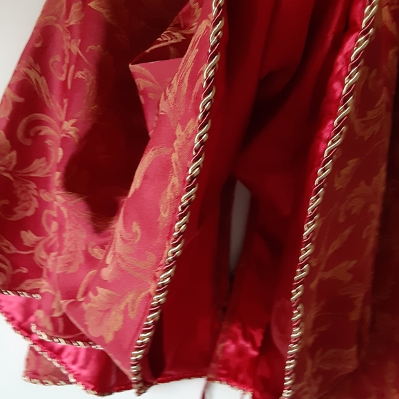 Cape - Picture 4 of 4